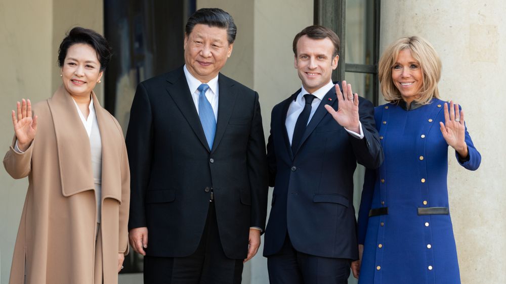Evropské špičky v Pekingu. Macron ukazuje laskavější tvář